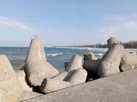 tar en promenad längs de hamn och pir i kolobrzeg, Polen, erbjudanden en härlig erfarenhet med pittoresk visningar av de baltic hav och de livliga havs aktivitet. foto