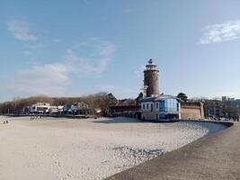 tar en promenad längs de hamn och pir i kolobrzeg, Polen, erbjudanden en härlig erfarenhet med pittoresk visningar av de baltic hav och de livliga havs aktivitet. foto