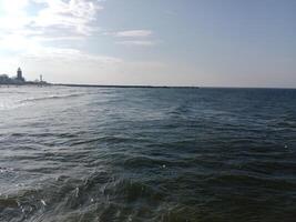 tar en promenad längs de hamn och pir i kolobrzeg, Polen, erbjudanden en härlig erfarenhet med pittoresk visningar av de baltic hav och de livliga havs aktivitet. foto