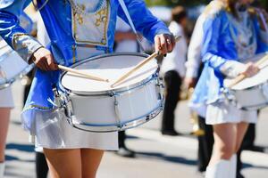 gata befordran av de majorettes av de festival vår. foto