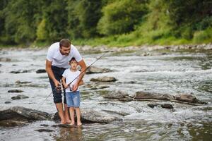 far undervisning son på vilket sätt till flygfisk i flod foto