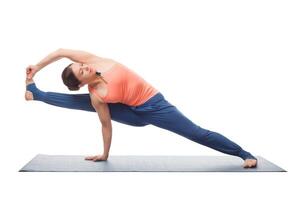skön sportig passa yogi flicka praxis yoga asana visvamitrasa foto