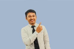 vuxen asiatisk man leende Lycklig medan pekande hans finger bredvid foto