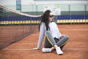 skön ung flicka på de stadion för tennis.sporter kvinna foto