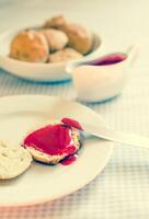 scone med röda vinbär sylt foto