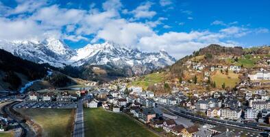 Engelberg, en swiss alps tillflykt, skryter snöig toppar och en pittoresk alpina stad. foto