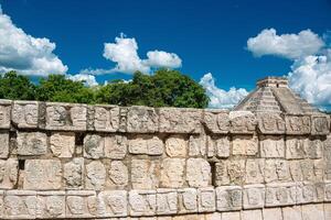 tzompantli skalle vägg på chichen itza, mexico foto