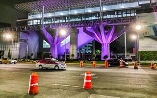 mexico stad mexico 2022 flygplats utanför gata byggnad människor på natt i mexico stad Mexiko. foto