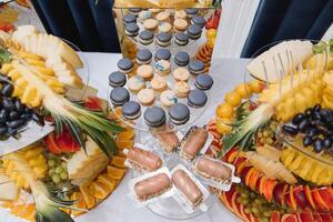 utsökt sötsaker på bröllop godis buffé med desserter, cupcakes, tiramisu och småkakor foto
