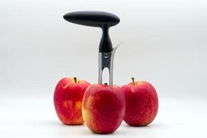 äpple corer. verktyg för avlägsnande de äpple kärna på vit bakgrund. foto