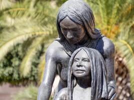 en skulptur av padre juan maria de salvatierra och cochimies i de offentlig fyrkant av loreto, baja kalifornien sur, mexico foto