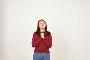 ung asiatisk kvinna i röd t-shirt stängd öga vika ihop hand och bön- isolerat på vit bakgrund foto