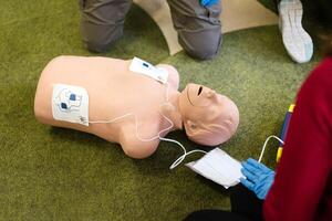 nödsituation kurs av kardiopulmonell återupplivning använder sig av ett automatiserad extern defibrillator, aed. foto