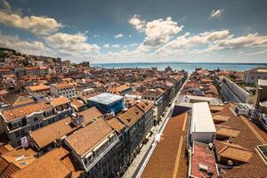 Lissabon, portugal stad horisont över santa justa rua. foto