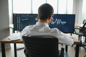 allvarlig företag man näringsidkare analytiker ser på dator övervaka, investerare mäklare analyserar index, finansiell Diagram handel uppkopplad investering data på kryptovaluta stock marknadsföra Graf på pc skärm. foto