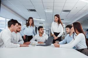 uppfattning om framgång. grupp unga frilansare på kontoret pratar och ler foto