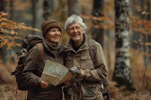 ai genererad aktiva pensionär. senior resenärer i skog på Semester. vandring i bergen foto