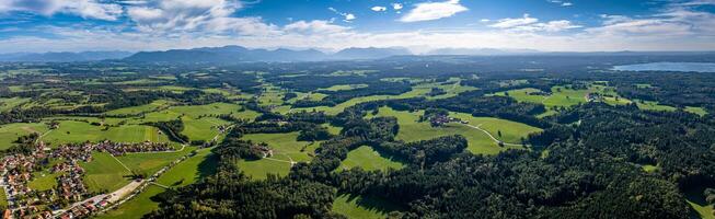 bavarian pre alps antenn panorama med starnbergersee sjö i de tillbaka foto