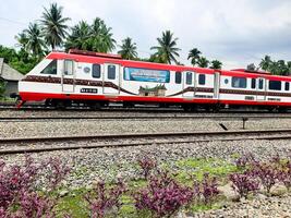 passagerare tåg vagnar bunden för padang - kayutanam är på står fast vid på de järnväg station i kayutanam, padang pariaman regentskap, väst sumatra provins i indonesien foto