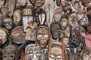 stam- afrikansk masker visas på en traditionell marockansk marknadsföra, souk, i marrakech. marocko, afrika. foto