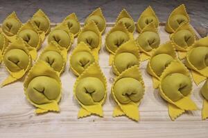 italiensk spenat och ost fylld pasta hand tillverkad i pastificio pasta tillverkare foto