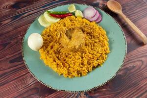 kryddad kyckling pulao, polao, biryani, mandi, kacchi med ägg och sallad eras i maträtt isolerat på tabell topp se av indisk mat foto