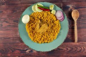 kryddad kyckling pulao, polao, biryani, mandi, kacchi med ägg och sallad eras i maträtt isolerat på tabell topp se av indisk mat foto