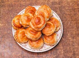 bageri kyckling patties i en tallrik på mörk trä- bakgrund topp se foto