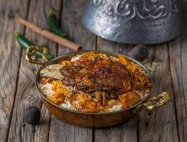 kryddad kött mandi biryani eras i en maträtt sida se på trä- tabell bakgrund foto