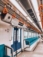 palembang, Indonesien, juni 16, 2022. tömma tåg väntar på de lrt station foto