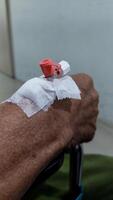 närbild av en bandage på en personens ärm efter blod dra foto