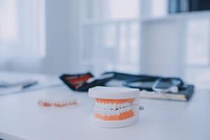 tandprotes och dental verktyg, tandvård spegel på vit bakgrund foto