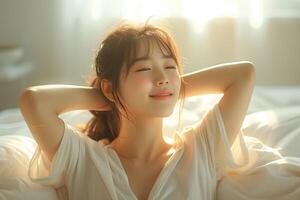 ai genererad skön ung asiatisk kvinna vakna upp i de morgon- med solljus foto