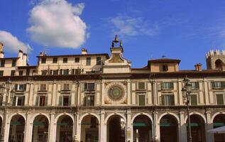 de klocka torn på de piazza della logia i brescia. Italien foto