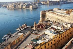 panorama- horisont se av gammal försvar av valletta, träd städer och de stor hamn, malta foto