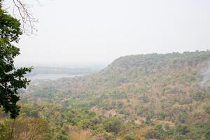 landskap se av tham pha nam höft icke-jakt område på roi et provins, thailand foto