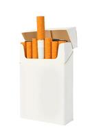 cigaretter på vit foto