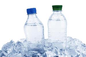 vatten flaskor på vit foto