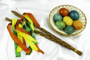 tjeck stång med annorlunda färgad påsk ägg i en korg foto