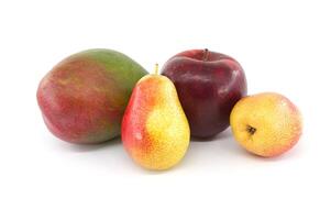 färsk mango, päron och äpple över vit bakgrund foto