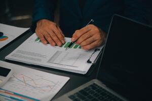 finansiella affärsteam närvarande. affärsman händerna håller dokument med finansiell statistik stockfoto, diskussion och analysrapportdata diagram och grafer. finansiera finansiellt koncept foto