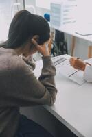 stänga upp allvarlig läkare bär medicinsk ansikte mask hört mogna kvinna patient på utnämning i kontor, läkare förklara behandling, ger rekommendationer, äldre generation sjukvård foto