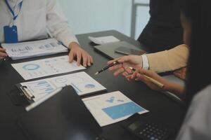 företag team samarbete diskuterar arbetssätt analyserar med finansiell data och marknadsföring tillväxt Rapportera Graf i team, presentation och brainstorming till strategi planera framställning vinst av företag. foto