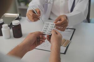 sjukvård service och apotek arbetstagare med kund på Lagra disken för medicin förklaring. farmaceutisk råd och åsikt av apotekare portion flicka med medicin information. foto