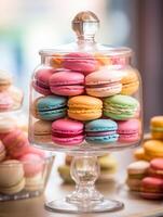 ai genererad färgad macarons i en glas skål foto