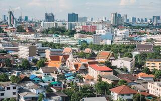 ovan av tempel i omge fullt med folk stad på bangkok foto