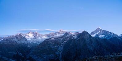 berg räckvidd med blå himmel på swiss alps i de gryning foto