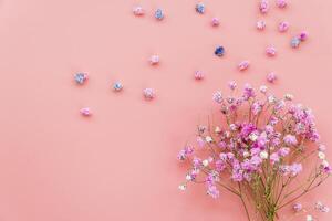 sammansättning med bukett av rosa blommor på rosa bakgrund foto
