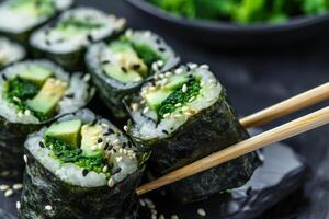 ai genererad sushi rullar med gurka, avokado och sesam frön på svart bakgrund foto