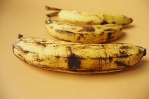 jämförande rutten banan med en mogen banan på en vit bakgrund foto